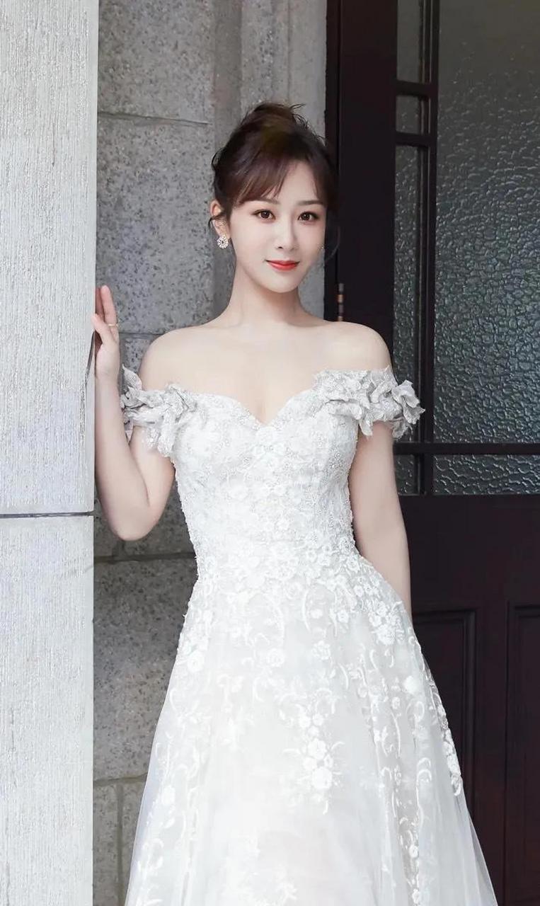 杨紫身穿白色婚纱,无论颜值还是身材都在白色肌肤的照耀下显得格外