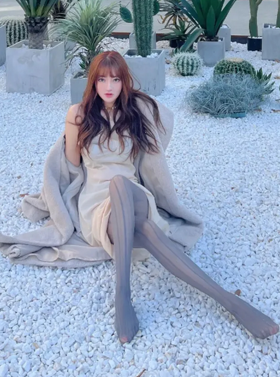 漂亮姐姐的丝袜美腿,你喜欢吗?#女士衣服