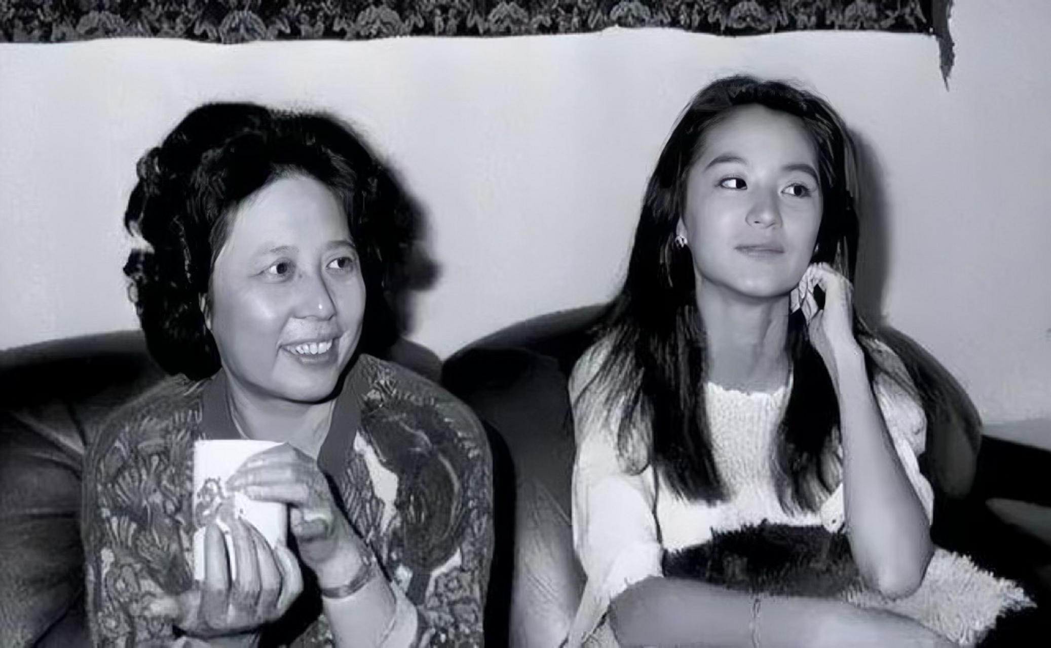 镜头下的林青霞面容精致,留着黑长直,美得如出水芙蓉.