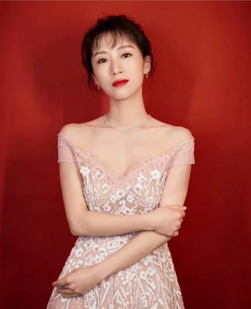 生完孩子的李念身材真丰满,低胸蕾丝裙露出事业线,37岁却宛如少女