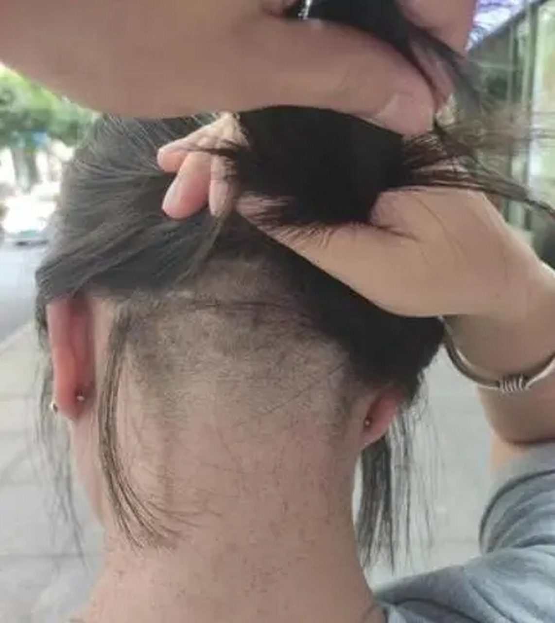 贵阳女子后脑勺头发被理发师剃掉一半,理发店回应引争议  当事人张