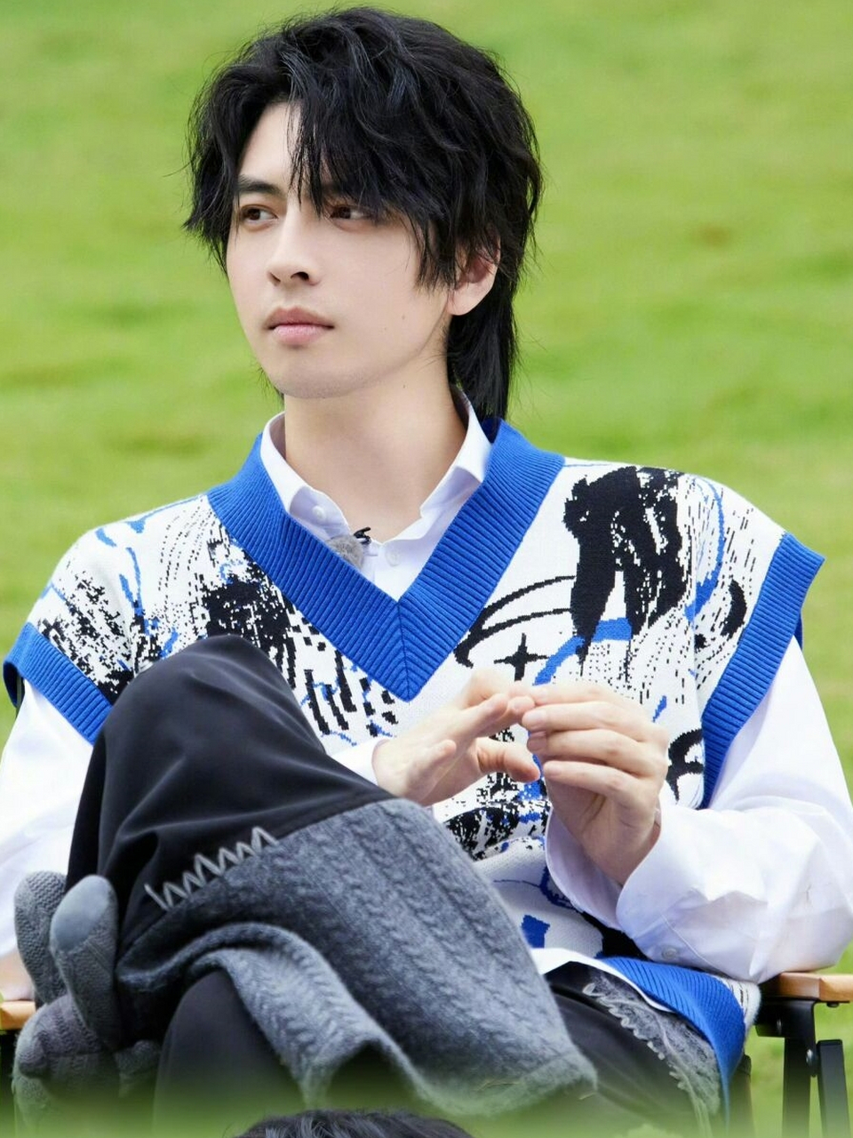 南波万的聚会壁纸分享  可怜的孩子,他只能独自坐在那里,无趣地摆弄着