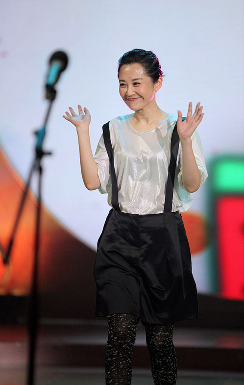 许晴扎丸子头更像少女,身穿一袭黑色背带连衣裙,好会打扮的姐姐