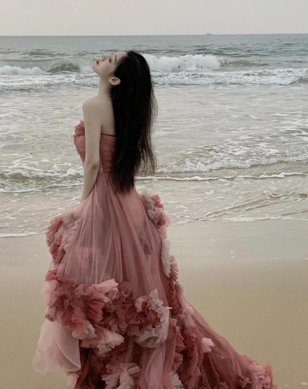 海边沙滩姐姐艺术照太好看了落日余晖洒在身上像仙女一样