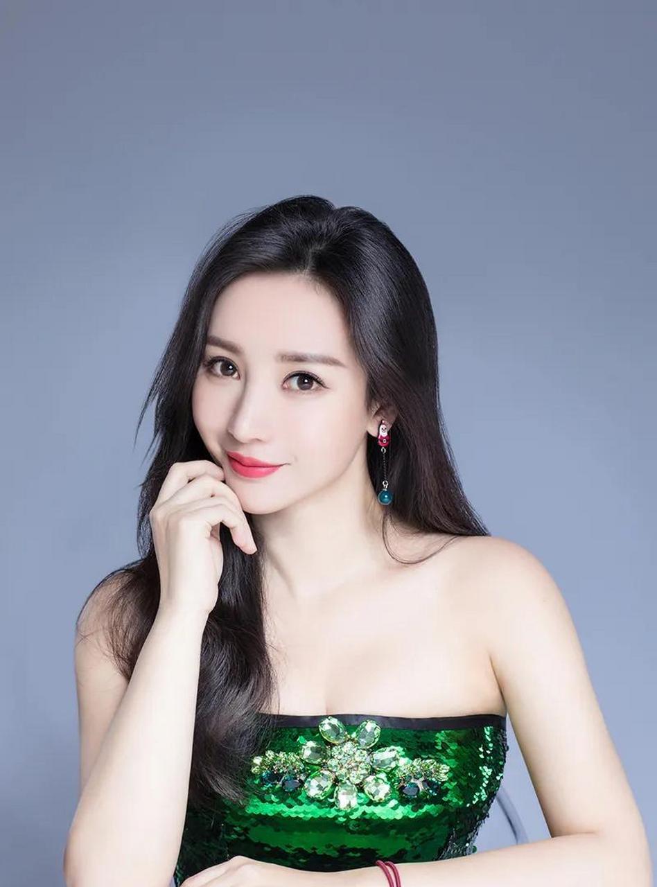 属于柳岩的精美艺术写真照,一身水晶绿裙,妩媚又迷人~   #娱乐