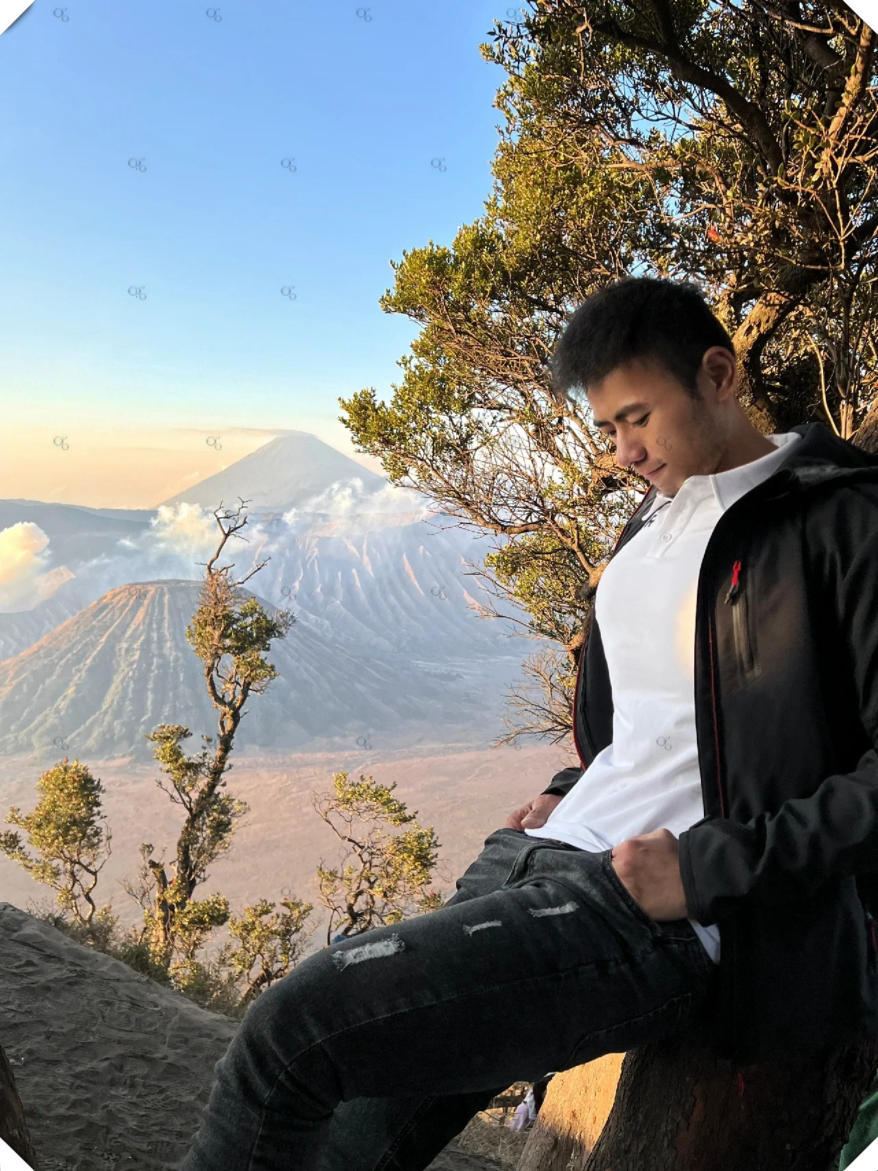 站在火山口边缘仿佛可以触及天空感受地球的脉动
