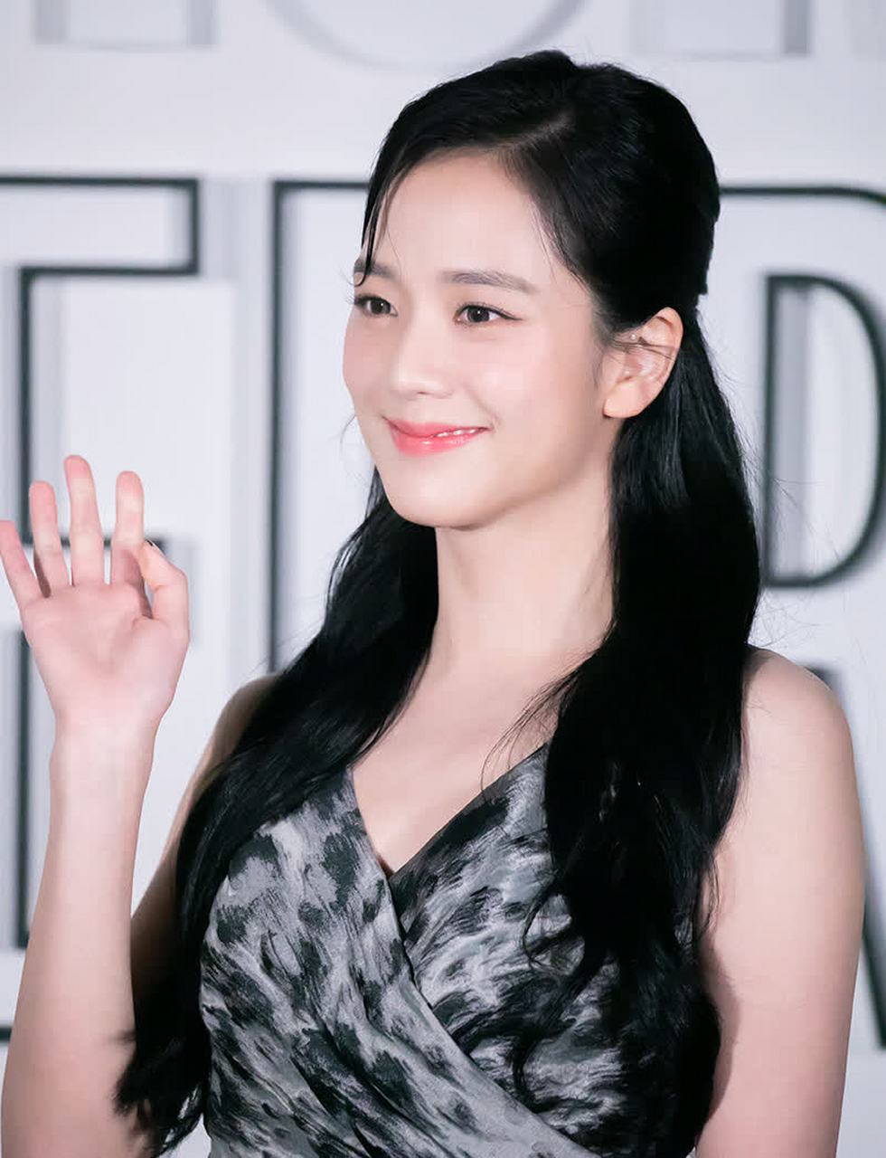 jisoo在首尔参加dior的展览,感觉她的笑容有点勉强.