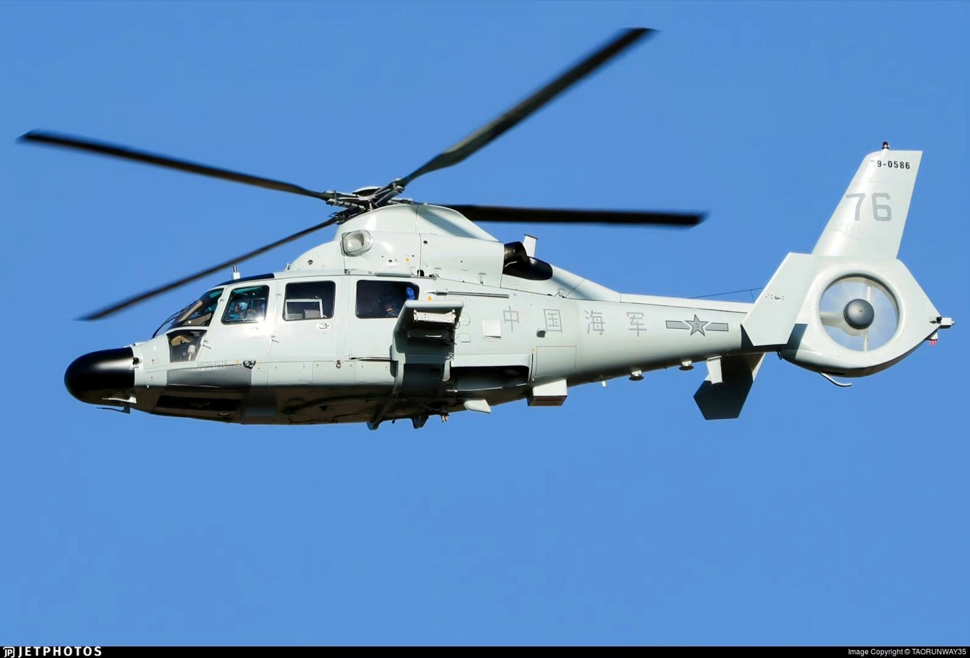 不知道是哪个小孩拍的,这应该是我国海军直-9直升机低可视度涂装第一