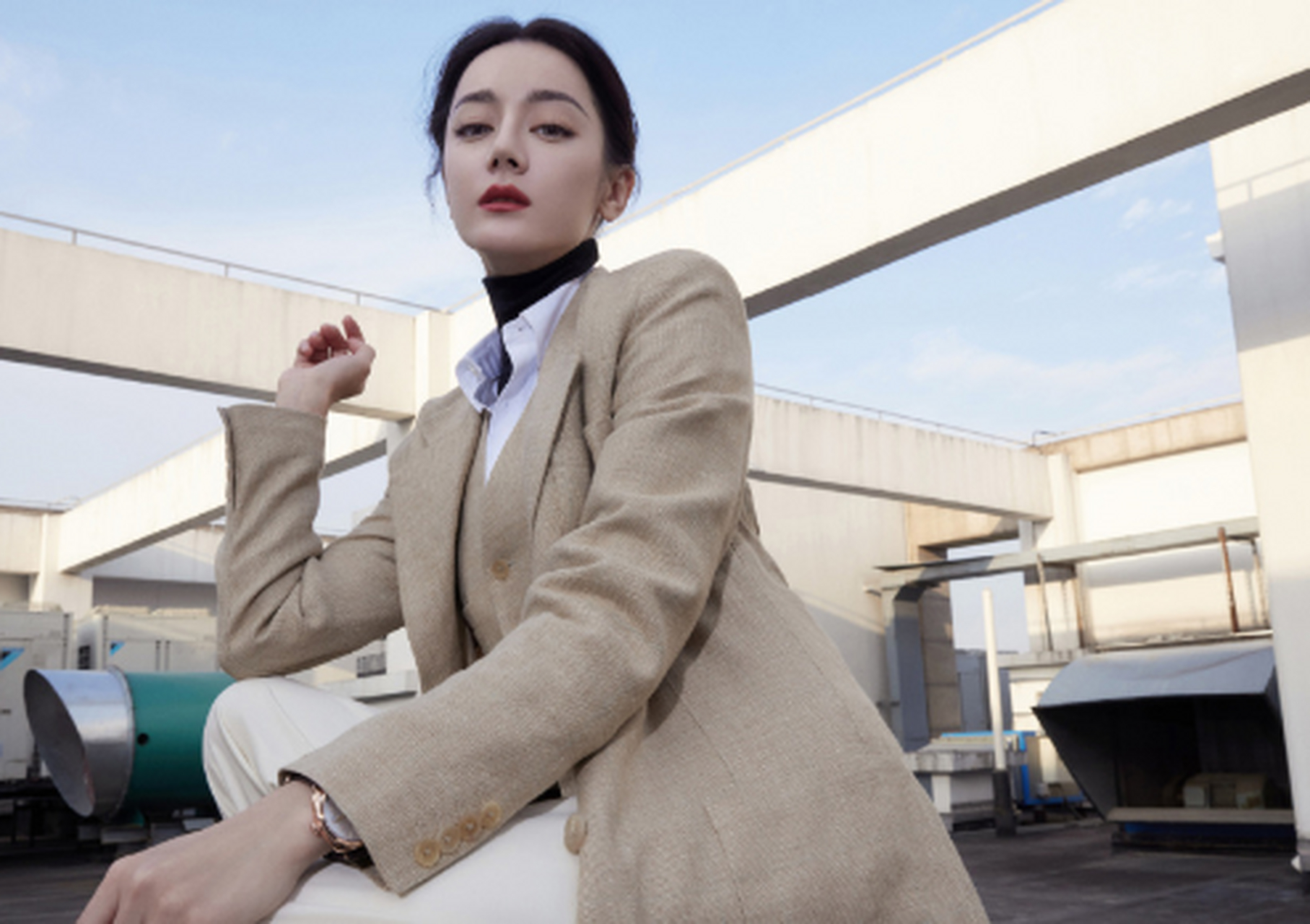 迪丽热巴素色西服, 百变女王.