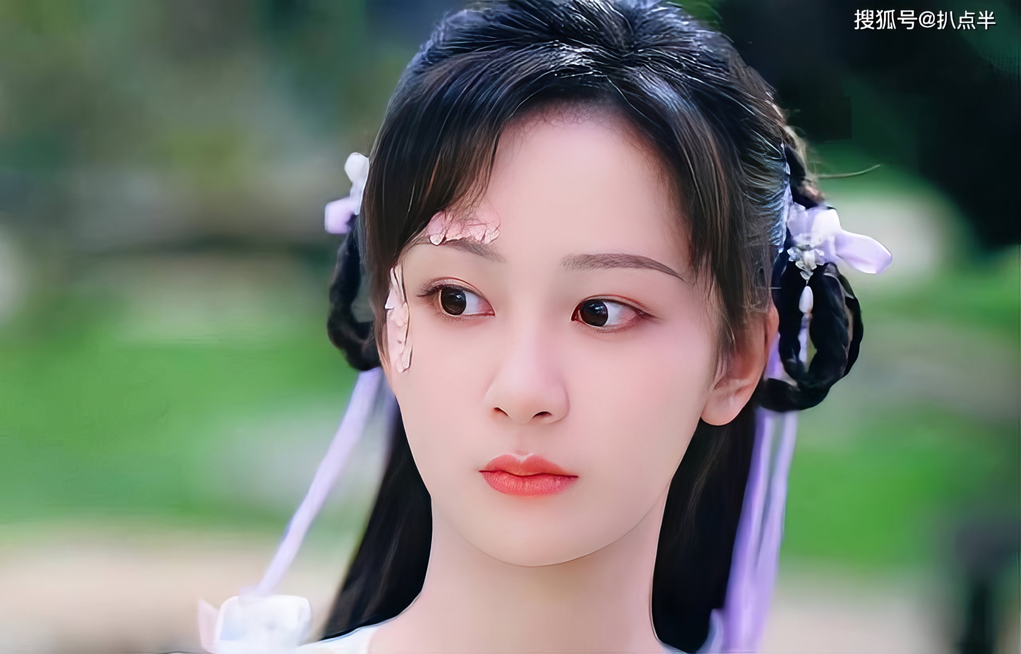 该剧由杨紫主演,讲述了女主角小夭与四个男主角之间的爱情故事.