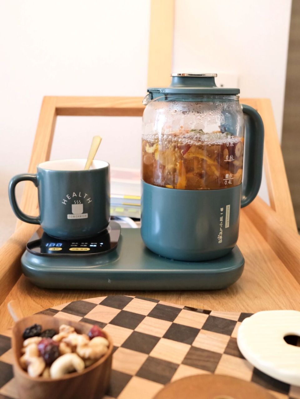 我没事就喜欢窝在沙发上看书看电视,喝茶吃零食,玩手机沙发这个区域是
