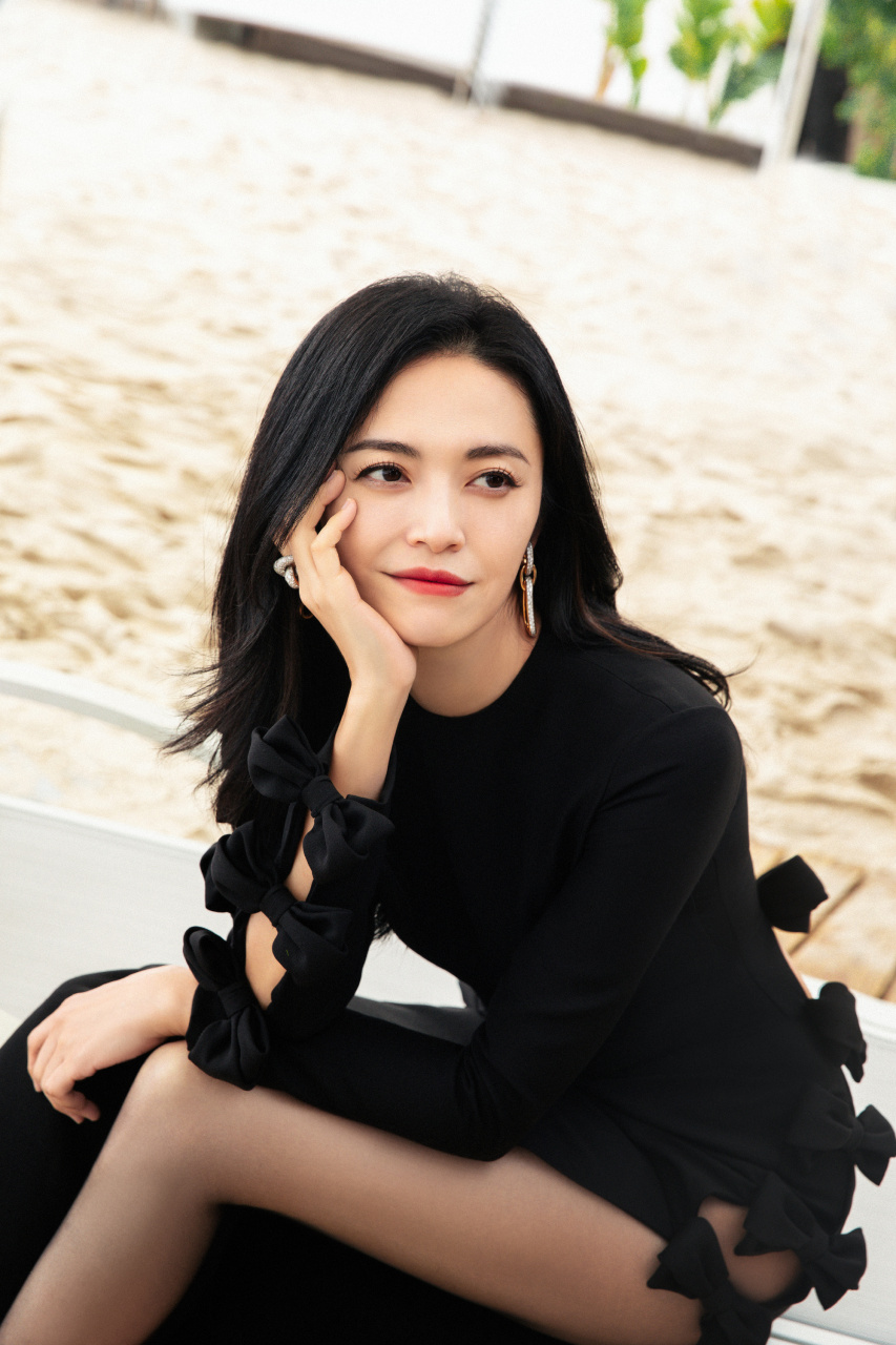 姚晨戛纳海边随拍,黑色蝴蝶结开叉连衣裙凸显身材比例,御姐范十足,还