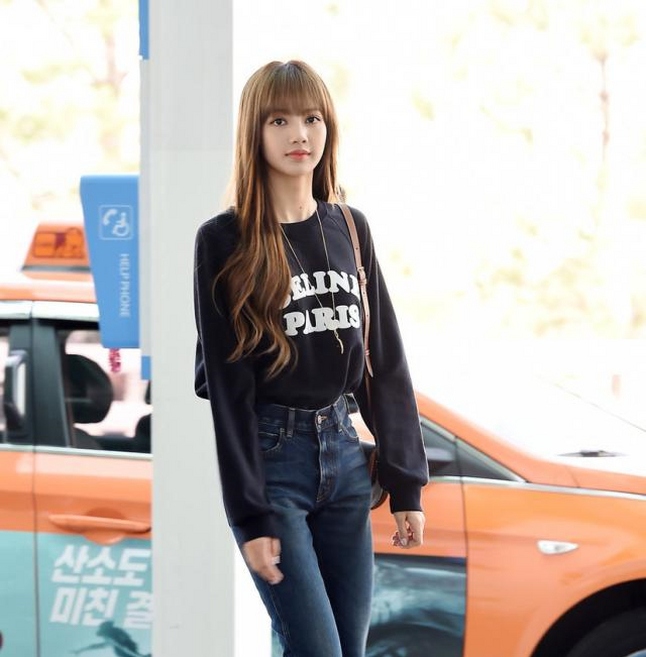 lisa高腰牛仔裤大秀51厘米惊人腰围,洋娃娃脸蛋下有魔鬼身材