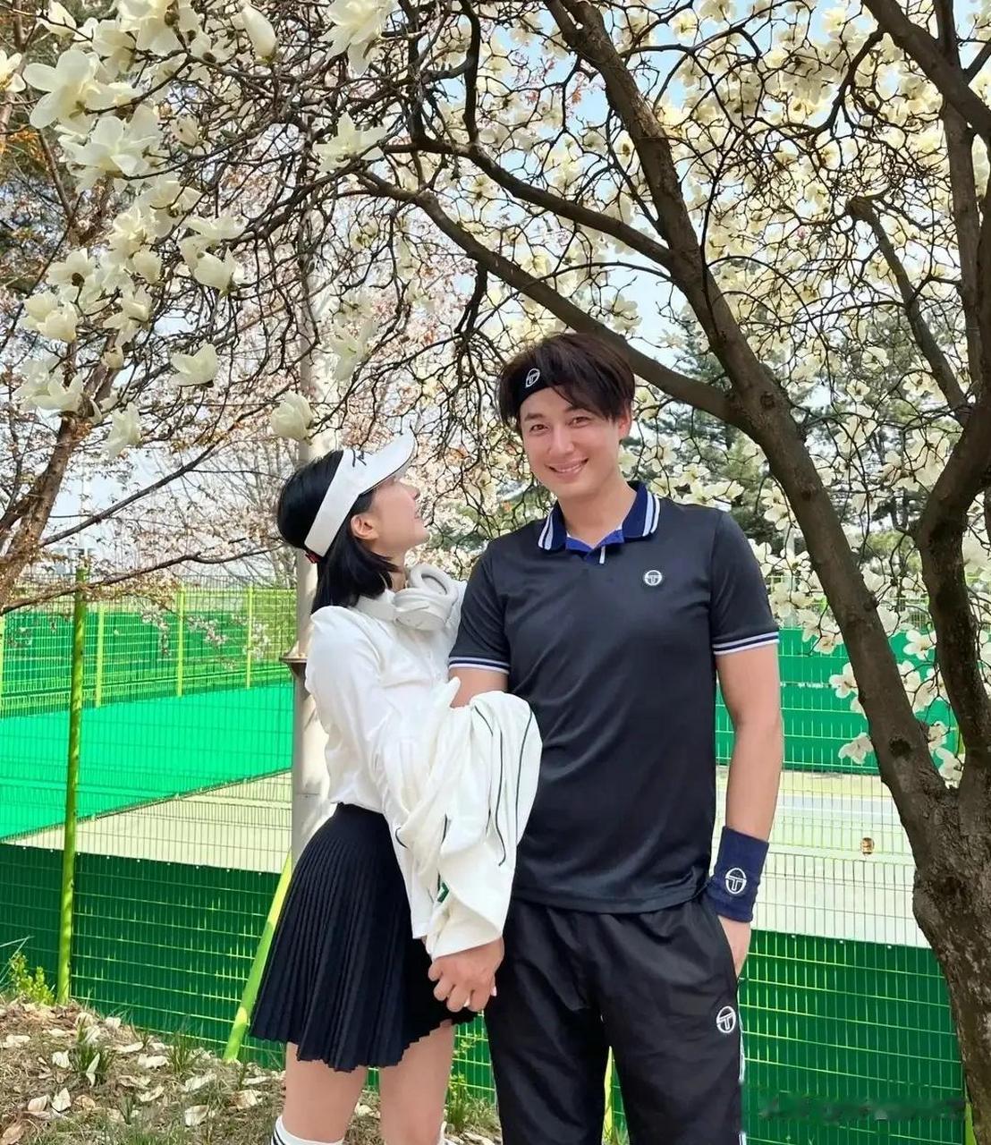 4月,演员李智勋的妻子三浦绫乃在instagram上写道:"久违的赏花休息日