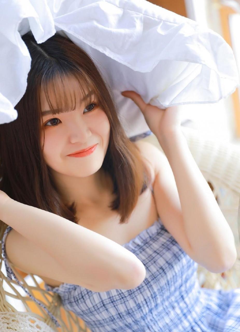 吊带裙美女,甜美迷人