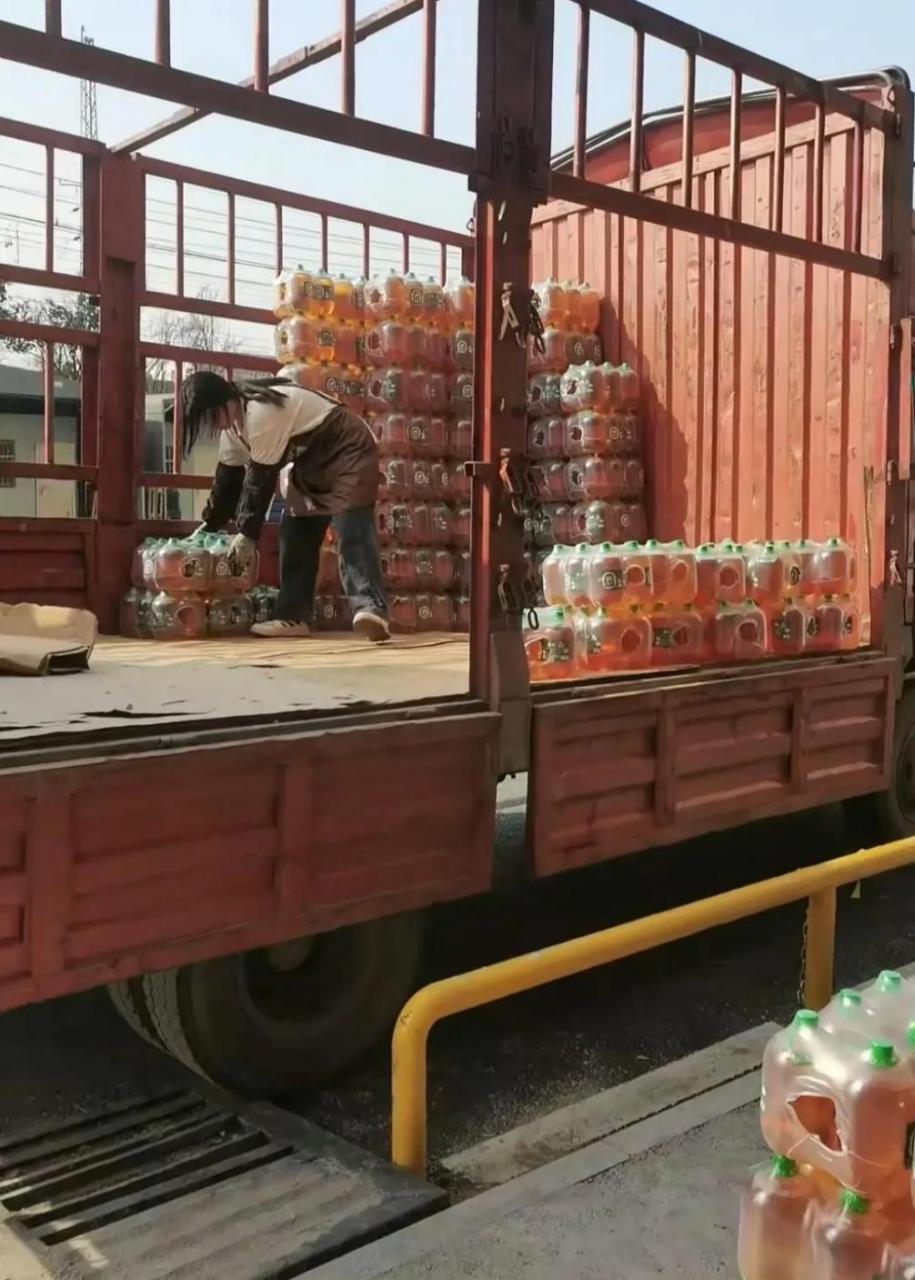 小姑娘才17岁,就自己一个人搬一车饮料!