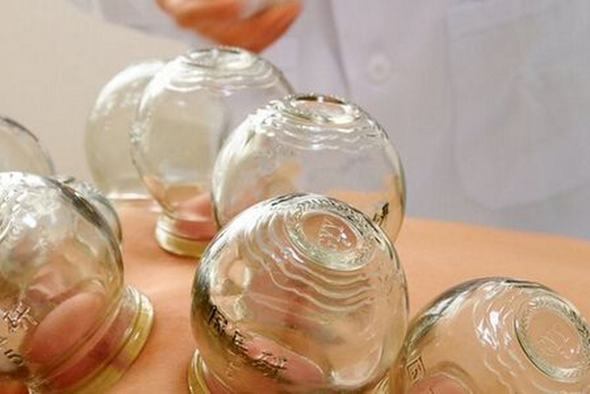 拔罐治疗颈椎疼有奇效  什么是拔罐 俗话说"针灸拔火罐,病好一大半".