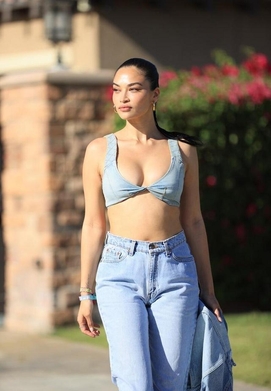 名模沙妮娜-谢克 蓝色胸衣搭牛仔裤时尚性感