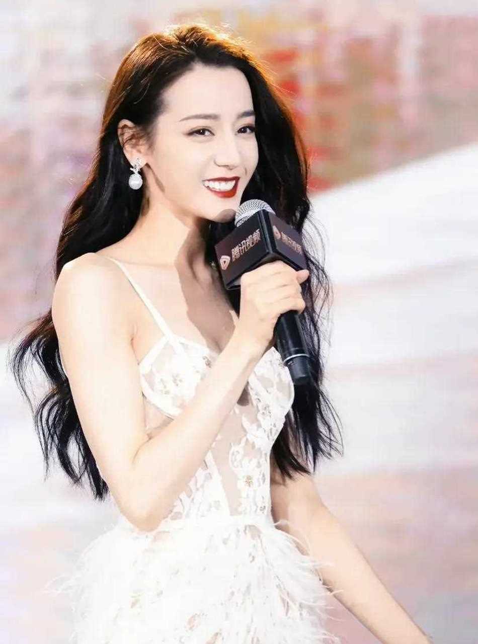 迪丽热巴 白色仙女羽毛裙,惊艳全场[女孩儿]