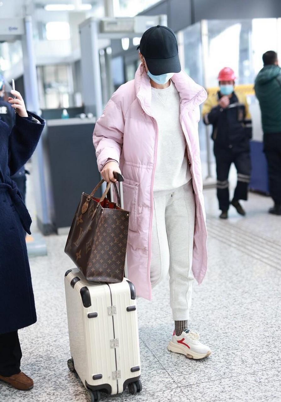 叶一茜机场街拍 粉色羽绒服 灰色卫衣套装 hermes手袋甜美舒适