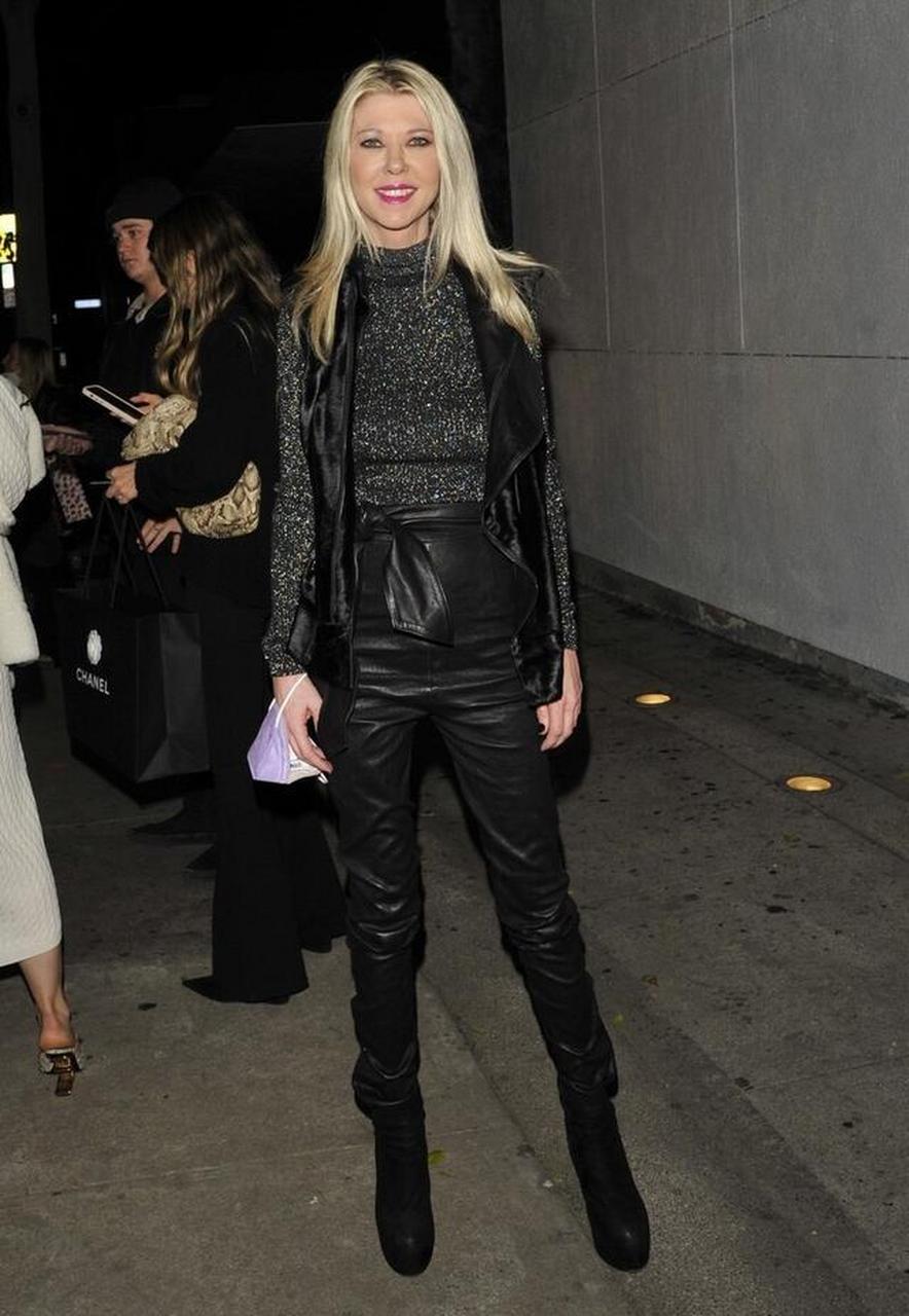 演员泰拉·瑞德一身黑色穿搭高挑迷人金发红唇笑容灿烂