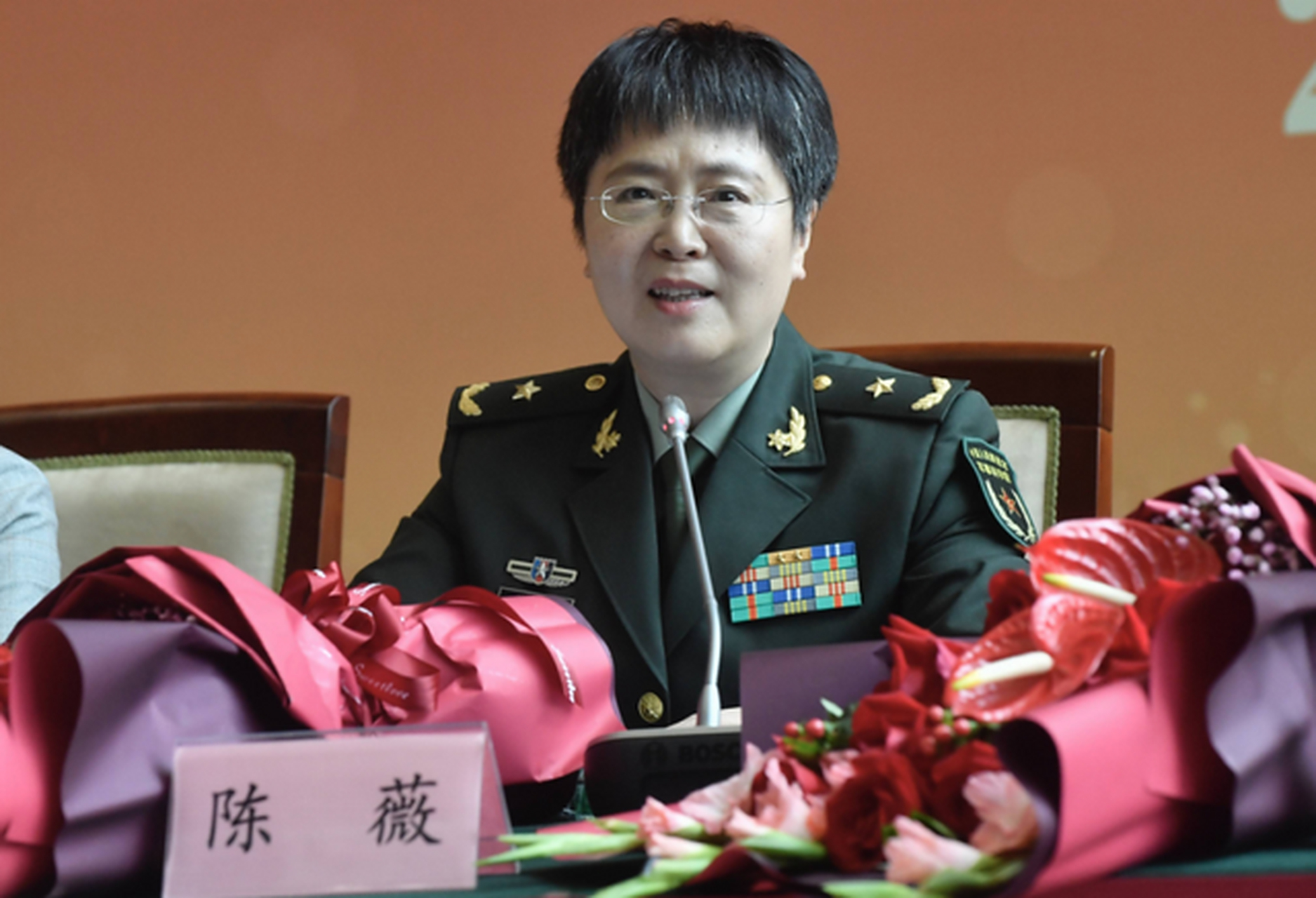 电影《战狼2》中的有一位陈博士,为保住拉曼拉病毒