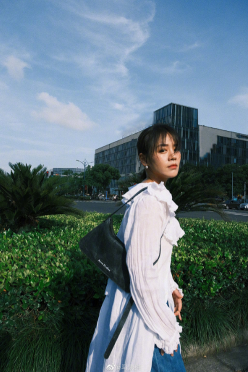 马思纯 马思纯晒夏日随拍,她低扎马尾,身穿白色个性衬衫搭配牛仔裤