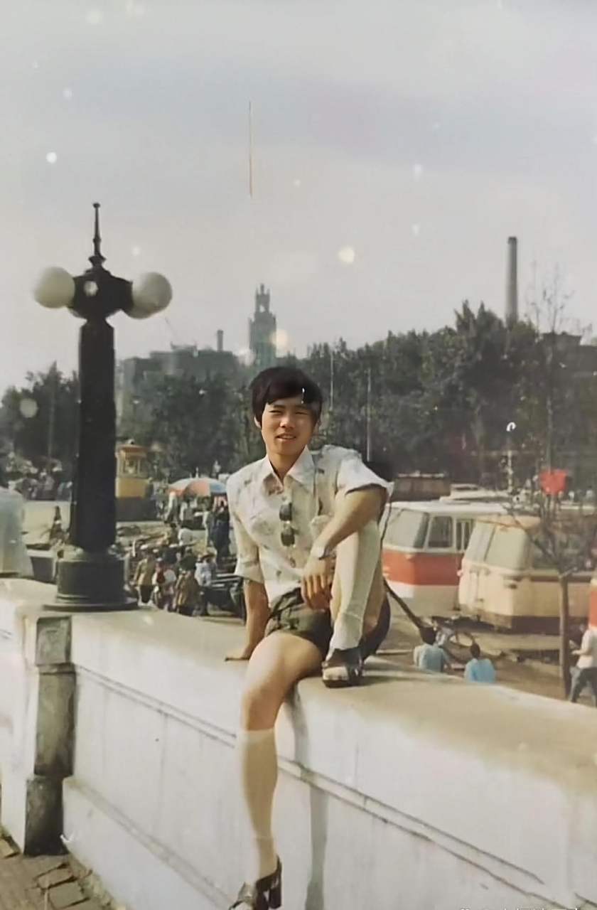 80年代时尚男人的穿搭标配竟然是:超短裤 高跟 高筒袜.