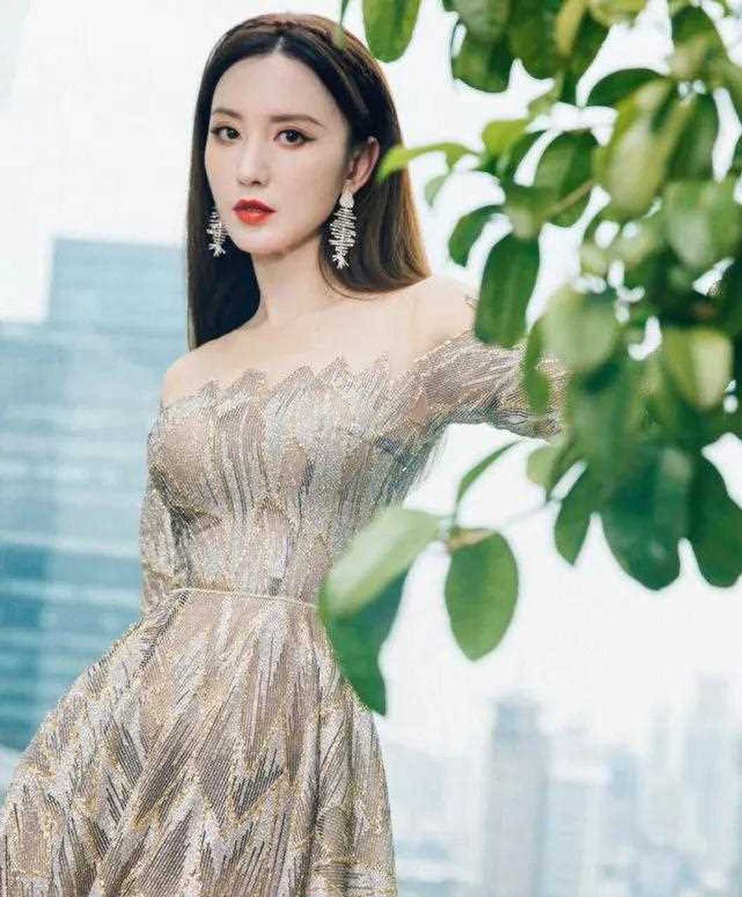 张萌不愧是耀客老板娘,穿香槟色礼服典雅高贵,美得让人心动