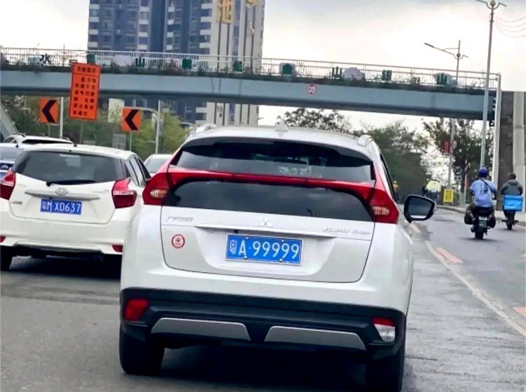 买一辆劳斯莱斯需要一个车牌.