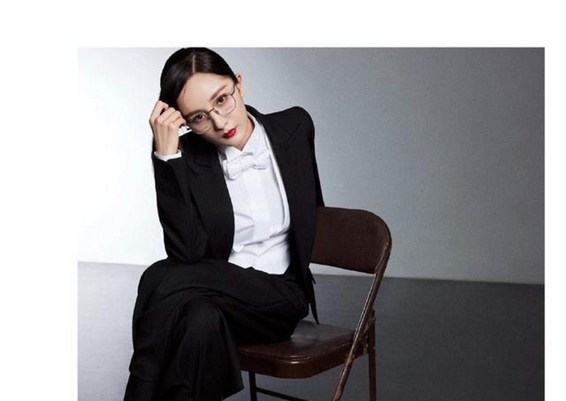 杨幂身穿黑白西装套装干净利落,完美驾驭复古大檐帽又a又飒