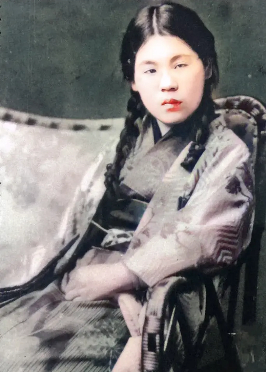 1934年,照片中的女子名叫绿川英子,她是日本人,同样的她也是中日两国