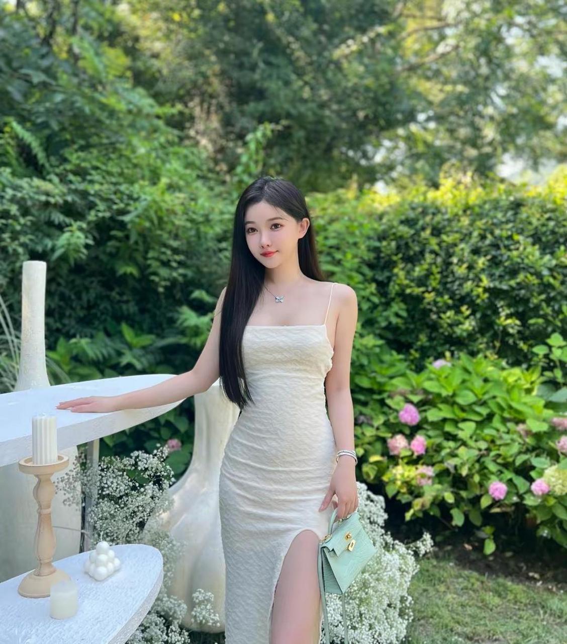 "世界小姐"孙心娅日前在社交平台上晒出郊游的写真,并留言道:"世界上