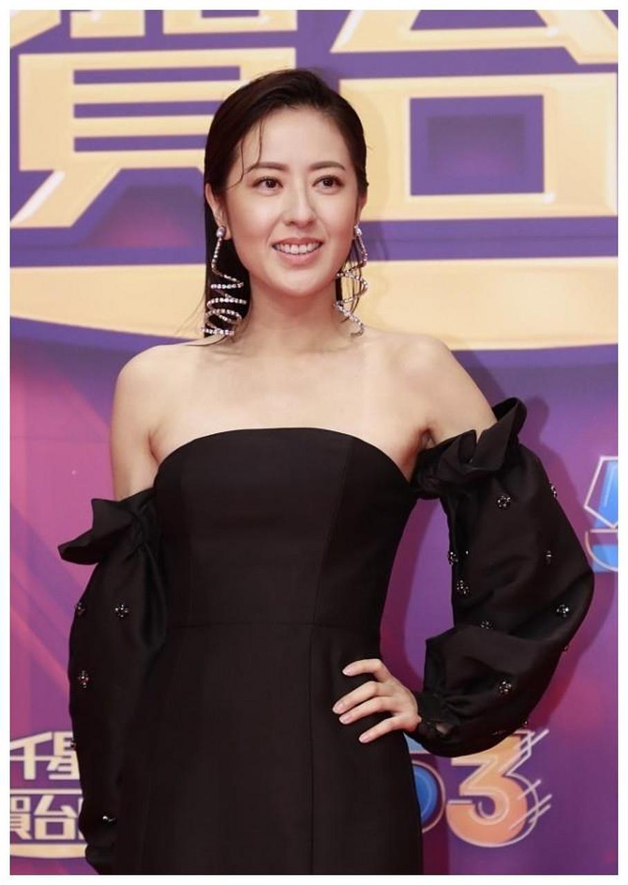 唐诗咏都40岁了气质还这么好,穿抹胸裙配首饰,显出高级华丽感