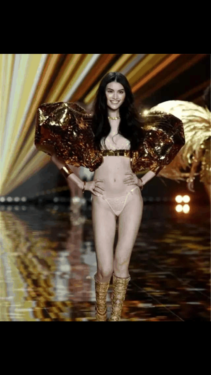 gif创作人# 何穗维密舞台魅力瞬间,能在维密秀场上走秀的那可一父个