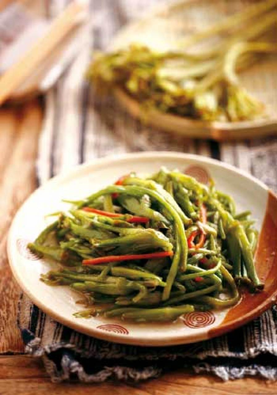 海菜花的做法有很多种,用来炒菜,煮汤都可以,甚至能做成凉菜.
