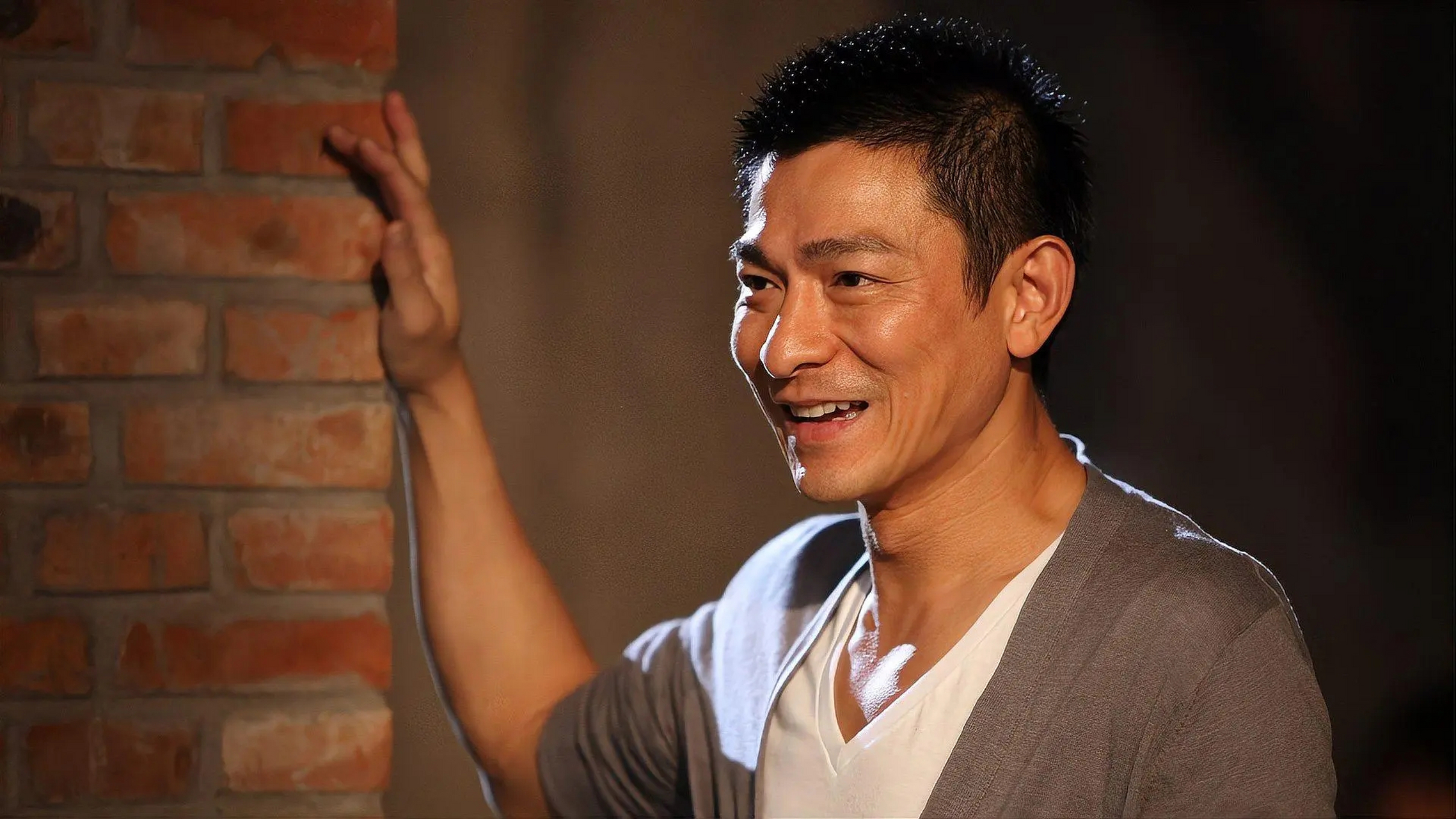 刘德华致敬父亲的两首歌 第一首是《十年》,1995年发行,爸爸给他的