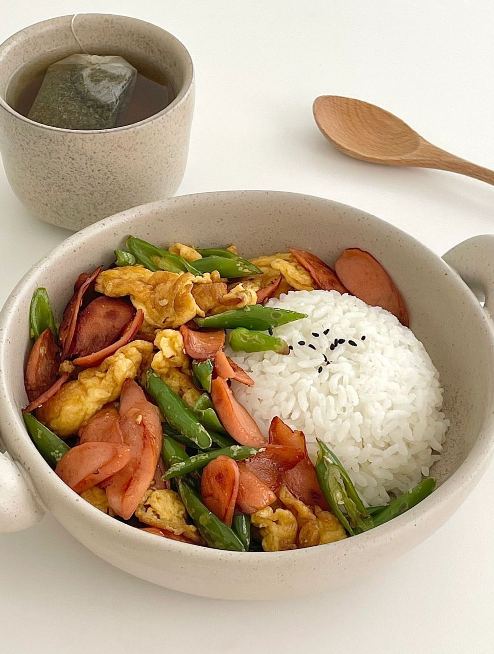 懒人盖饭青椒火腿肠炒鸡蛋盖饭 15分钟快手菜来啦,简单好吃 食材:鸡蛋