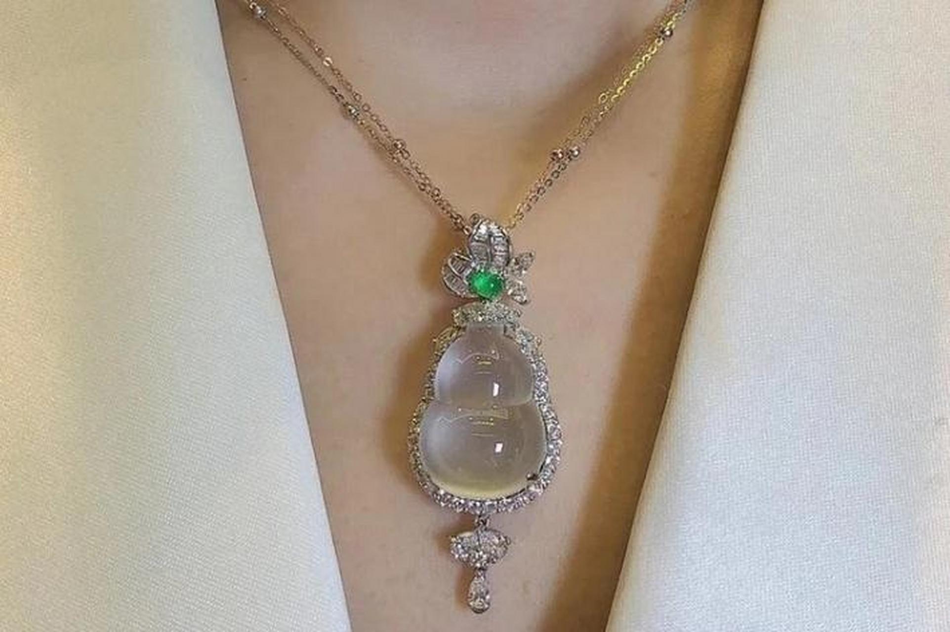 依沐翡翠##点击头像看直播# 美到无法抗拒,玻璃种葫芦翡翠吊坠:荧光