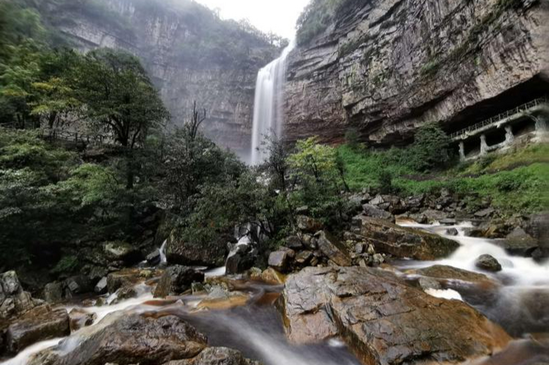 坝:是集原始森林,河流奇峰,瀑布叠水,池塘石林,奇花异草,宗教朝拜和苗