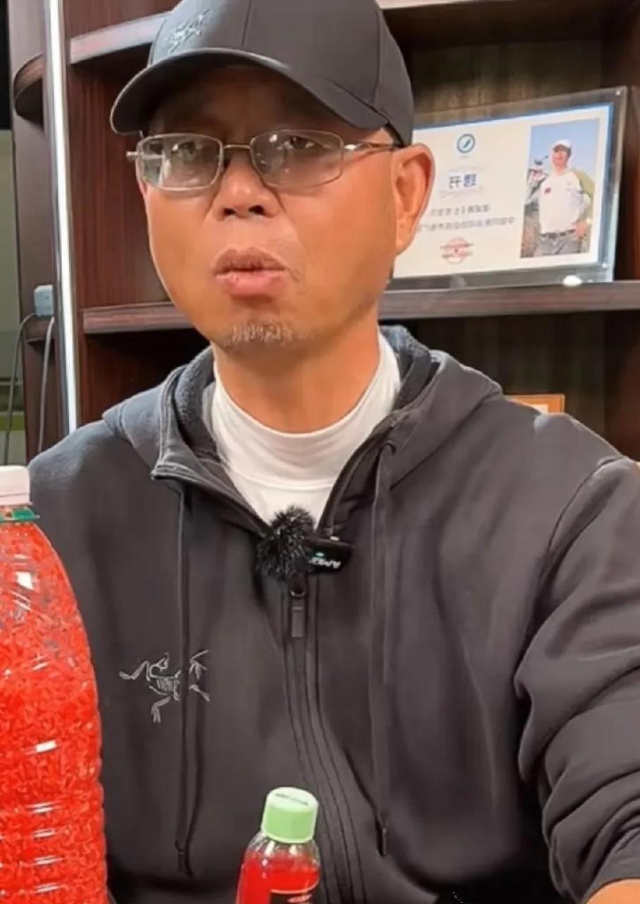 老鬼易哲说20年前全国没有一家会生产窝料的厂家,老鬼公司当时就发布