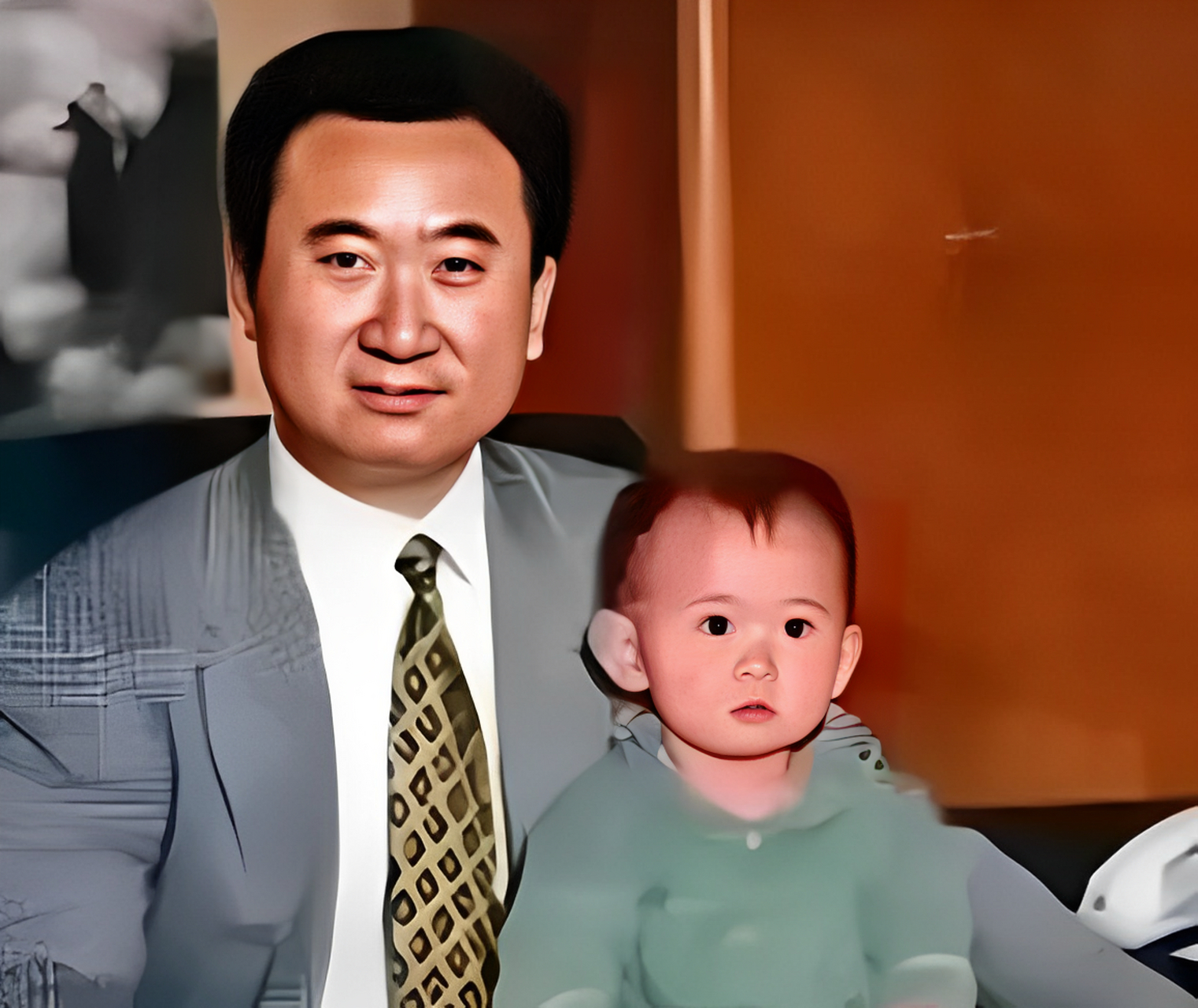 1989年,王健林和他的儿子,留下了一张照片,照片中的王健林西装革履,看