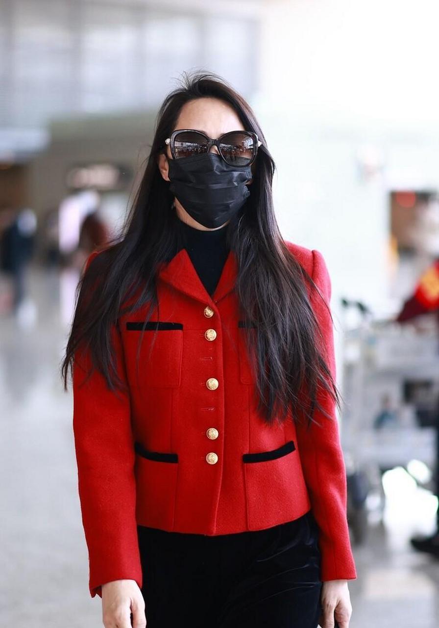 伊能静机场街拍 红色毛呢夹克 丝绒阔腿裤 墨镜精致摩登