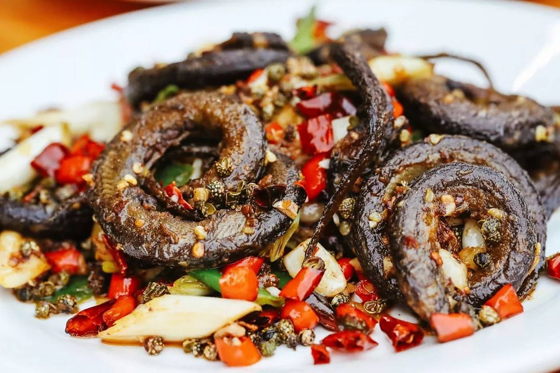 宜城盘鳝,这道美食是襄阳宜城当中的一种美食,这道美食的肉比较鲜嫩