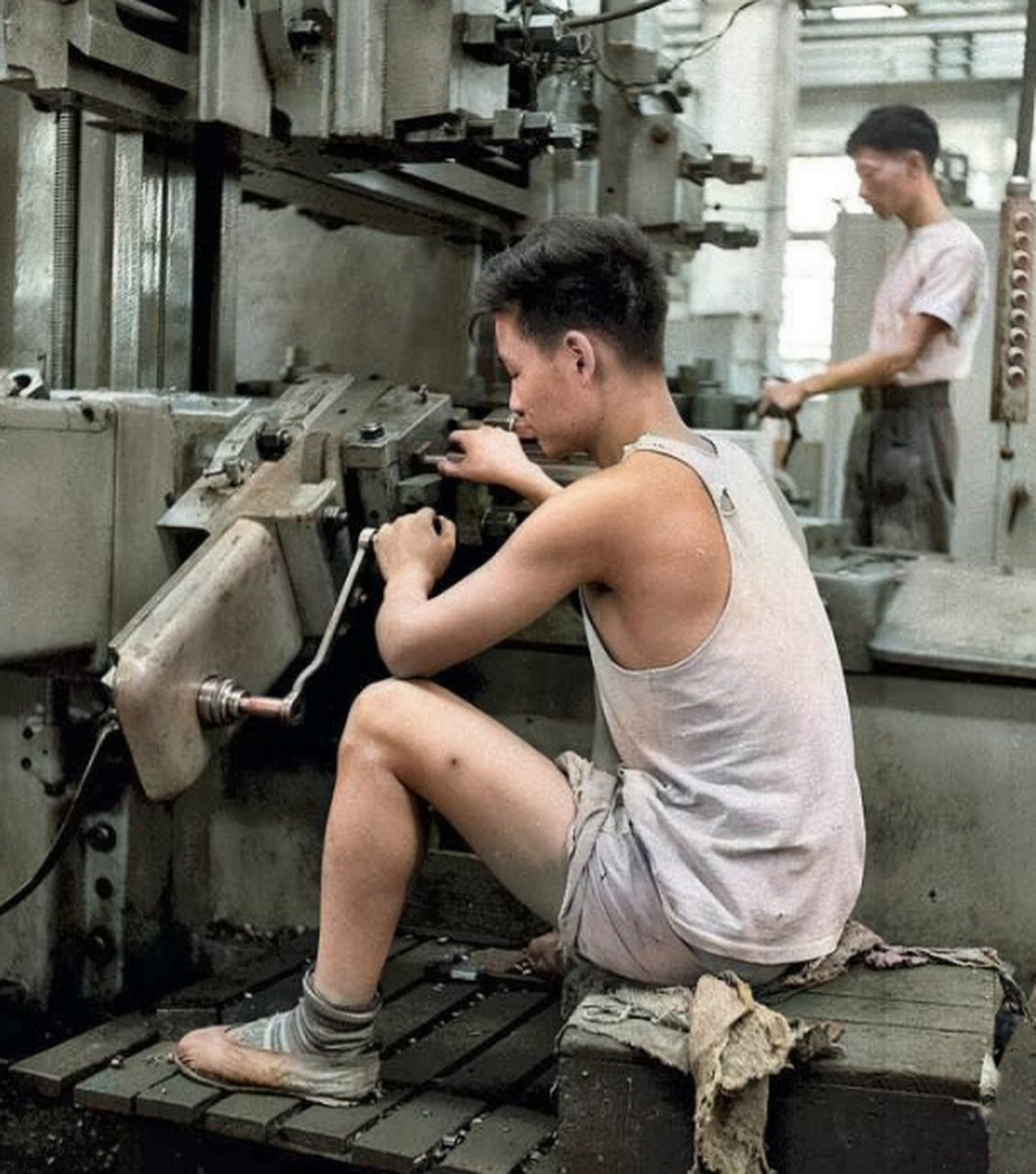 五六十年代的工人们,正在摆弄着机器#老照片上色