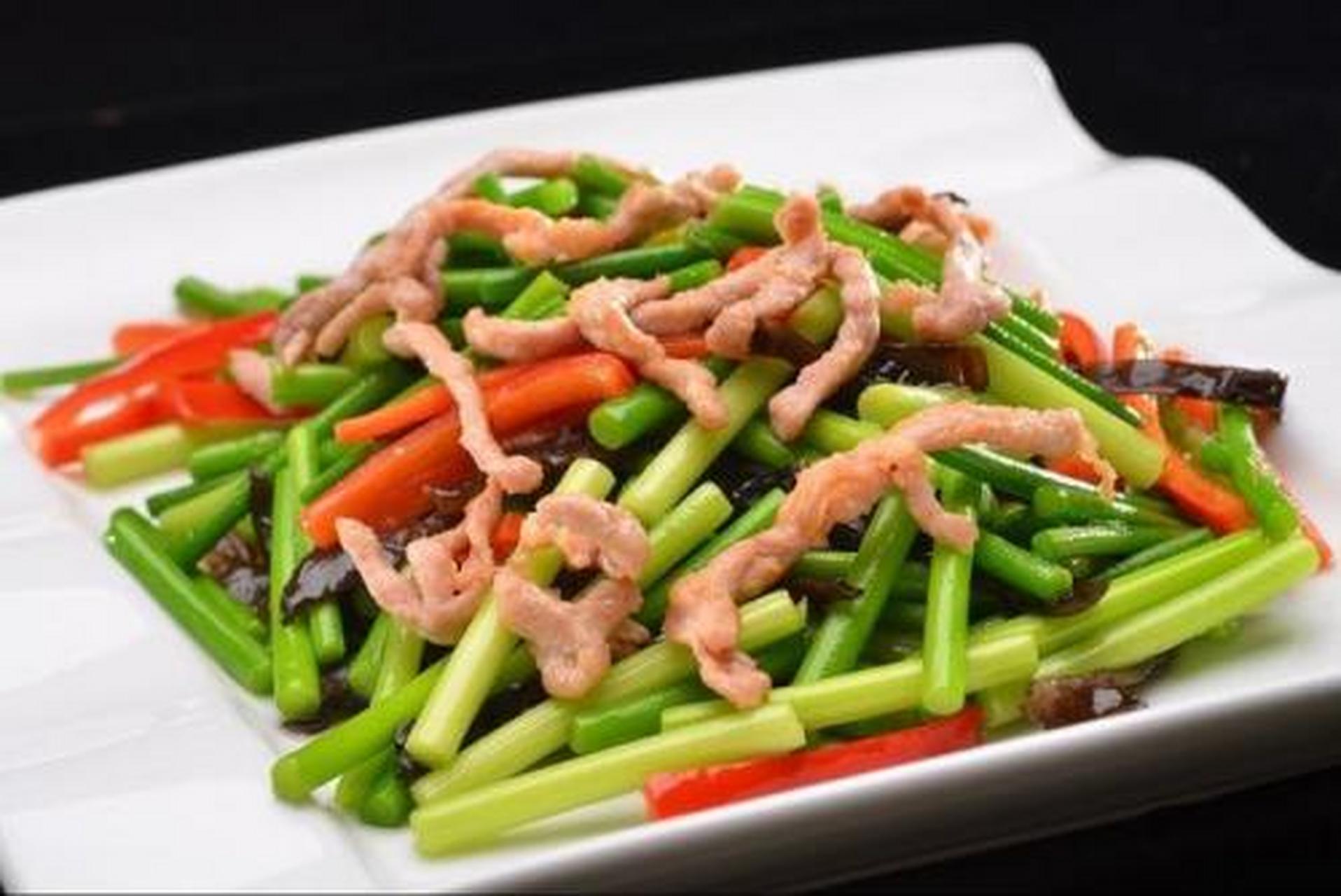 也可以省略,加一点点清水也可以,炒的时候肉也不容易炒干,蒜苔洗净,摘