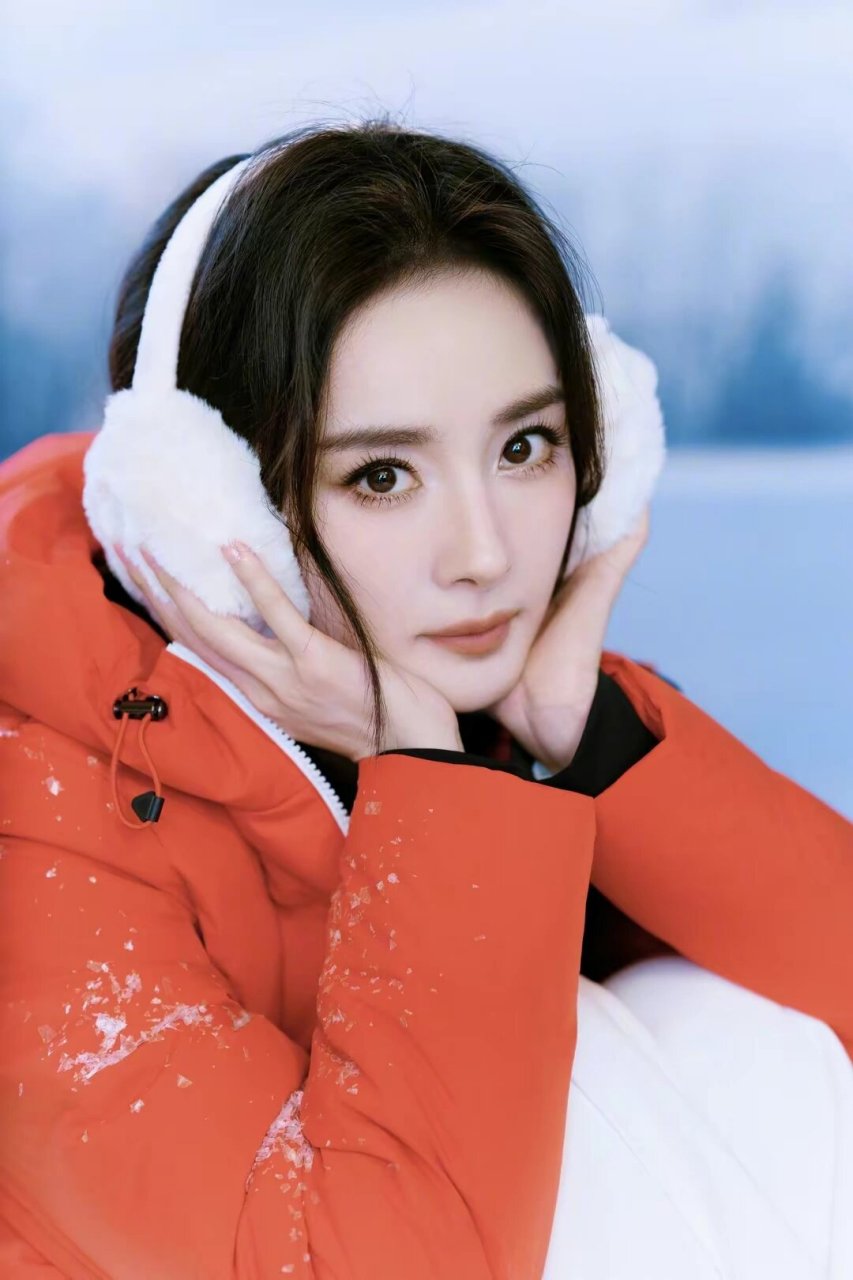 杨幂长春活动美照  穿搭好美