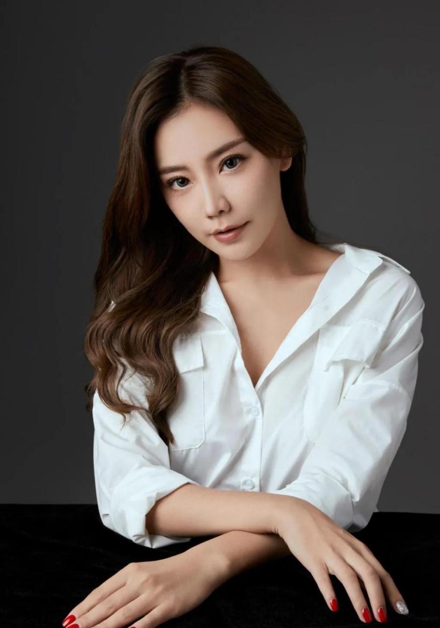 美女歌手倪睿思