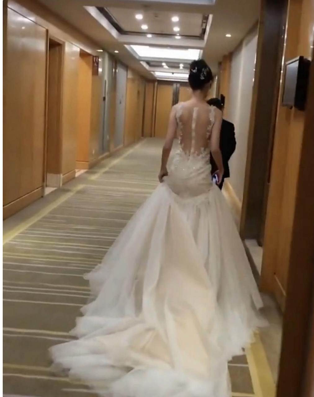 新娘子的背影实在是太美了,这件婚纱把好身材展现出来了!