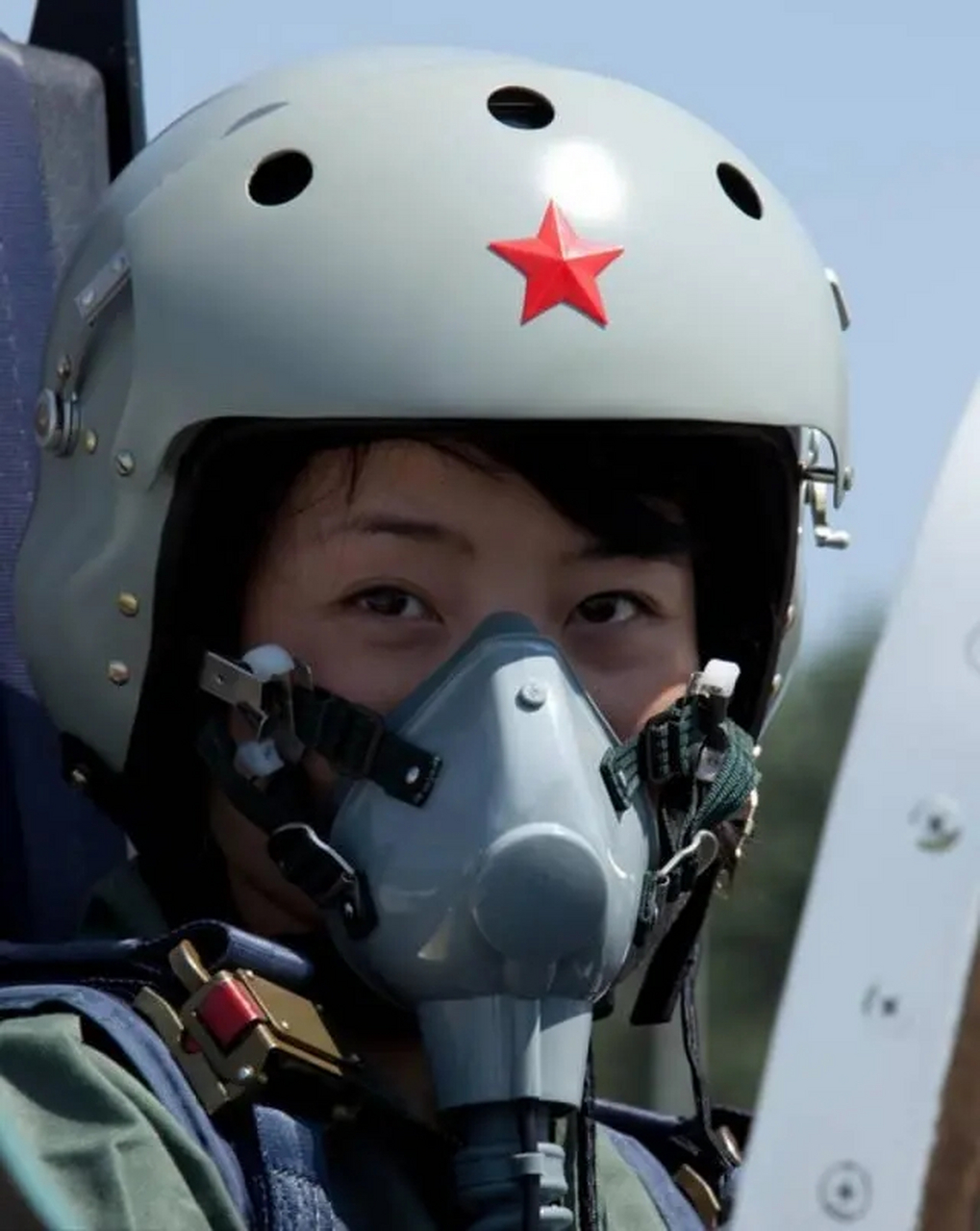 余旭,代号"金孔雀",我国首批歼击机女飞行员之一,也是歼-10飞机的女